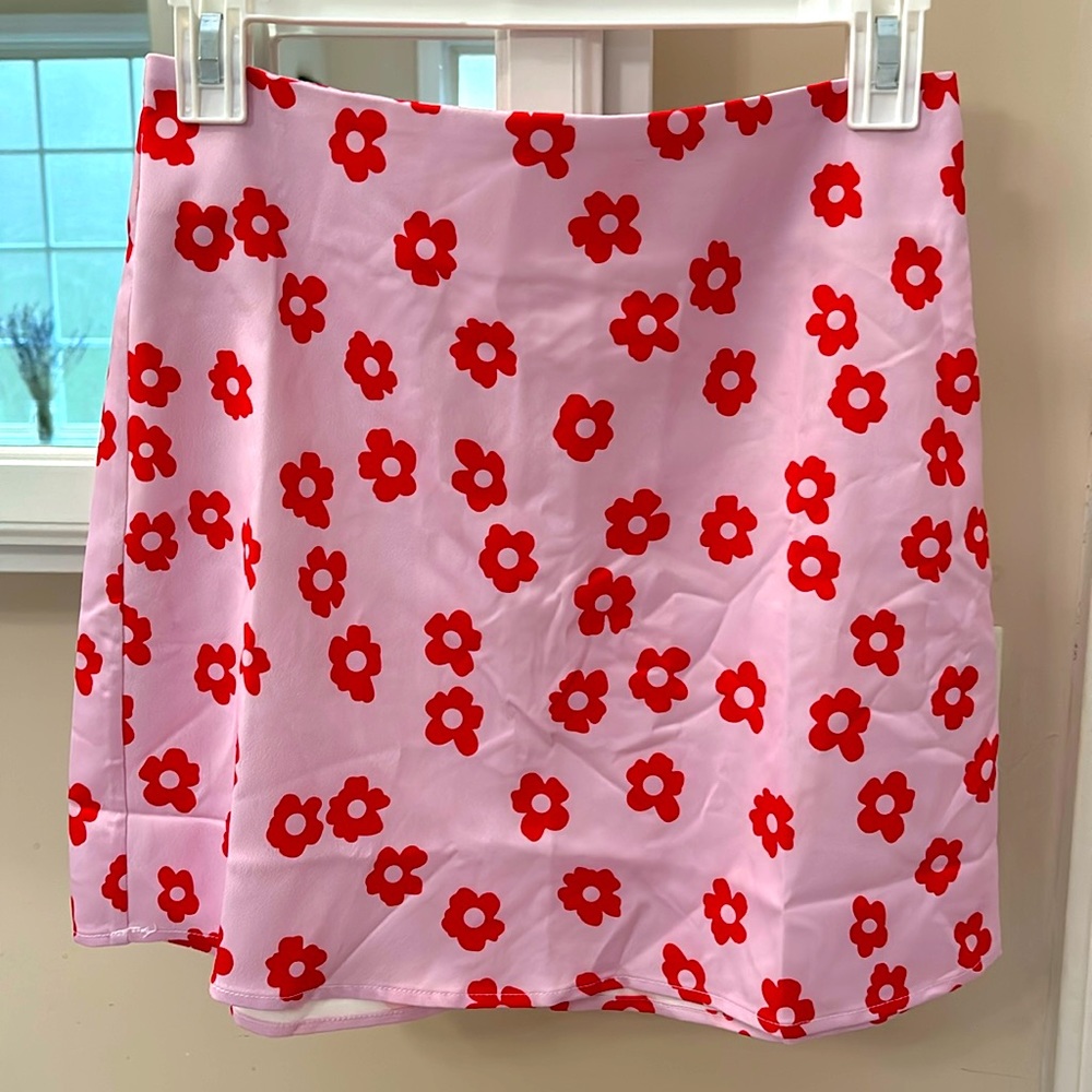 Pink flower, mini skirt 100% polyester, great condition never worn